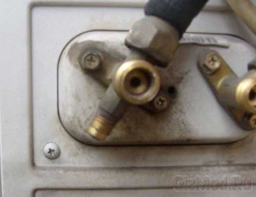 Кран наружного блока кондиционера. Монтаж кондиционера с автовышки. Краны кондиционера внешнего блока. Наружный блок кондиционера краны. Защитная накладка на вентили наружного блока.